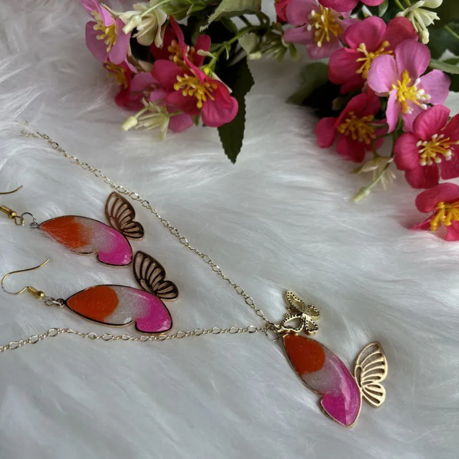 Joyería artesanal de resina con mariposas doradas