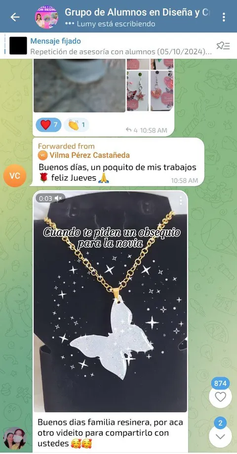 Estudiante compartiendo un collar de mariposa hecho como obsequio