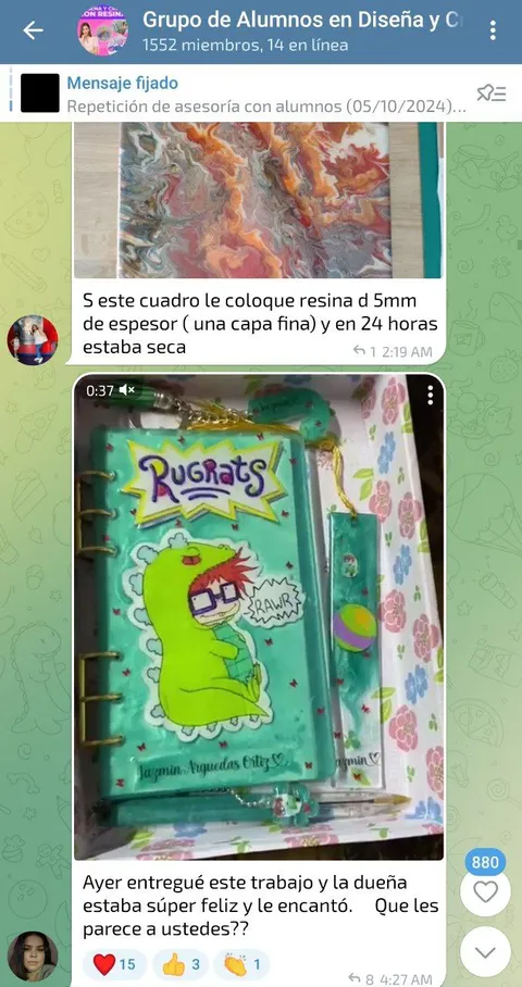 Estudiante mostrando una agenda decorada que entregó a una clienta feliz