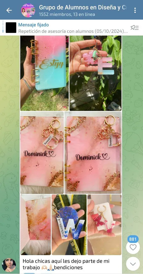 Estudiante compartiendo agendas y llaveros personalizados